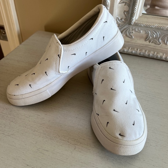 Nike Women’s Court Royale Slip on Shoes Size 6.5. - Picture 2 of 6